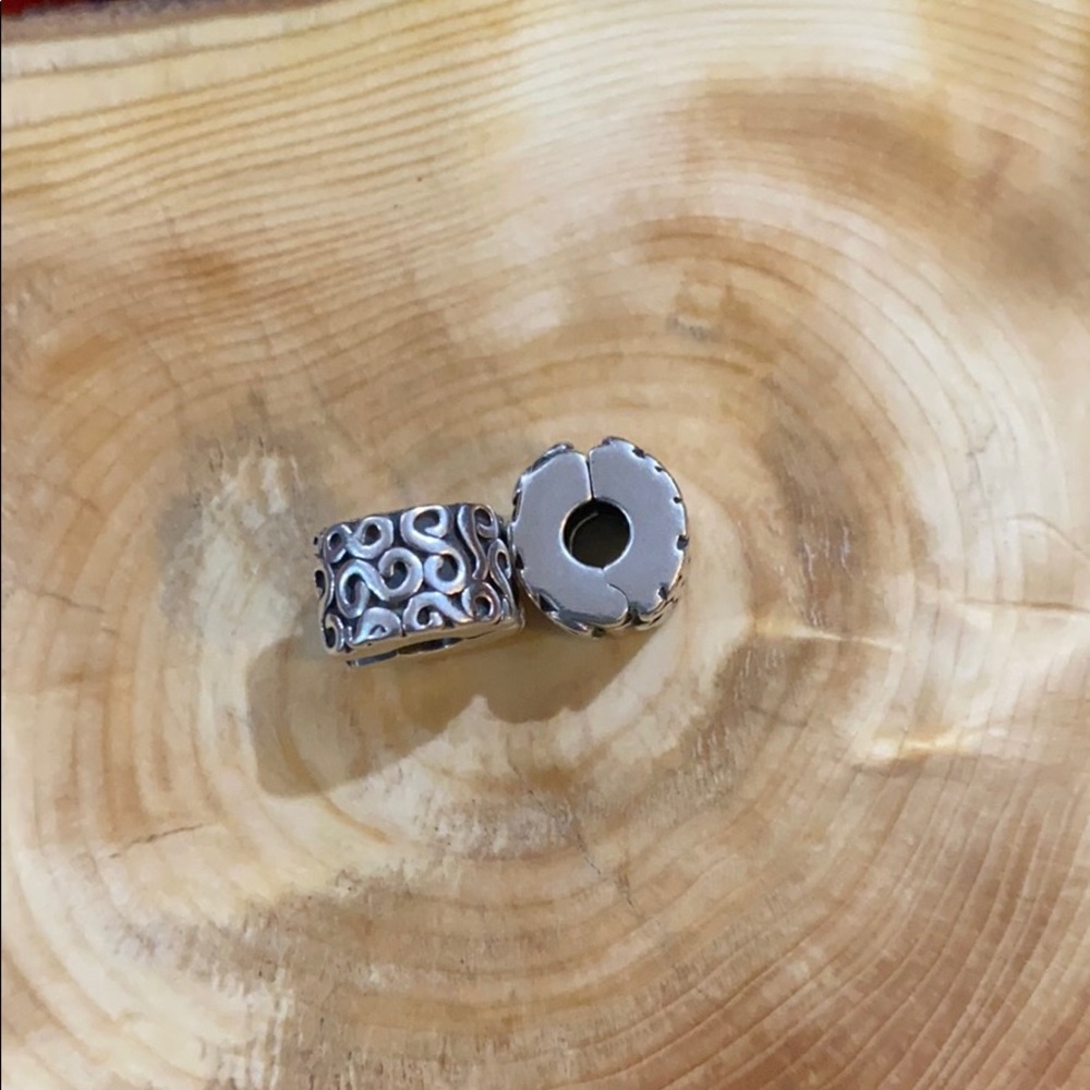 Pandora spacer clips X2